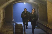 Schaffen es J.T. (Austin Basis, l.) und Tess (Nina Lisandrello, r.) Liam zu entkommen, jetzt wo er er ihre Spur aufgenommen hat?