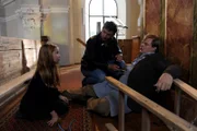 Marie (Rebecca Wanderer, l.) macht sich Sorgen um ihren Vater Markus Leitner (Michael A. Grimm, r.), der von der Leiter gefallen ist. Dr. Martin Gruber (Hans Sigl, M.) versucht sie zu beruhigen.