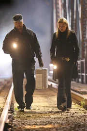 Eine Leiche ohne Kopf wurde auf einem Bahndamm gefunden. Grissom (William Petersen) und Det. Sofia Curtis (Louise Lombard) suchen am Tatort nach verwertbaren Spuren.
