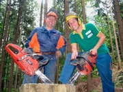 ARD/BR WILLI WILLS WISSEN, "Wer vermöbelt den Wald?". Willi versucht dem Holzfäller Max (links) bei der Arbeit im Wald zu helfen.