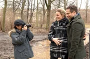 Auf dem Weg zu einem Termin geben Jannick (Mike Adler, r.) und Maja (Barbara Lanz, M.) einem unbekannten Jung-Fotografen (Miles Lawson, l.) Schützenhilfe.