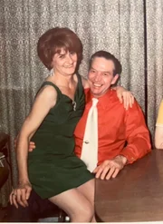 Claire "Kay" Holman (l.)