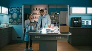 Dr. Alica Lipp (Kassandra Wedel, l.) und Dr. Matteo Moreau (Mike Adler, r.) werten gemeinsam Untersuchungsergebnisse aus.