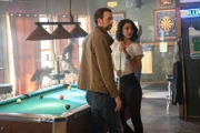 Sebastian Lund (Rob Kerkovich, l.); Special Agent Hannah Khoury (Necar Zadegan, r.)