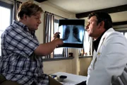 Dr. Martin Gruber (Hans Sigl, r.) drängt Markus Leitner (Michael A. Grimm, l.) zur Operation. Doch dieser lehnt kategorisch ab.