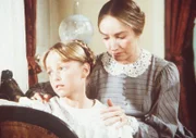 Die kleine Caroline wird von ihrer Mutter über den Tod ihres Vaters hinweggetröstet ...
