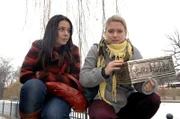 Unterstützt von Paloma (Maja Maneiro, l.) begräbt Anna (Jeanette Biedermann, r.) ihre Liebe zu Jonas...