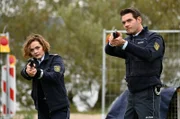 Julia Demmler (Wendy Güntensperger, l.) und Jakob Frings (Max König, r.) versuchen zwei Bankräuber zu stellen.