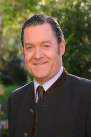 Karl Schretzmayer (Jürgen Tonkel).