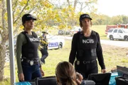 Special Agent Hannah Khoury (Necar Zadegan, l.); FBI Special Agent Tammy Gregorio (Vanessa Ferlito, r.)