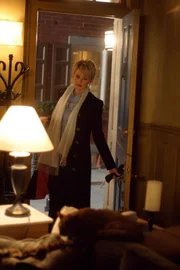 Nur wenige Tage, nachdem seine Eltern einen so genannten "Deprogrammierer" engagiert hatten, hat sich das Sektenmitglied Matthew im Jahr 1978 umgebracht. Det. Lilly Rush (Kathryn Morris) rollt den Fall wieder auf …; Nur wenige Tage, nachdem seine Eltern einen so genannten "Deprogrammierer" engagiert hatten, hat sich das Sektenmitglied Matthew im Jahr 1978 umgebracht. Det. Lilly Rush (Kathryn Morris) rollt den Fall wieder auf