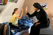 Schwester Hanna (Janina Hartwig, r.) verspricht Lea (Paula/Julia Hoppe, l.), alles zu versuchen um den Gnadenhof und damit die Heimat von Therapiepferd "Toni" zu retten.