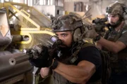 L-R: Ray Perry (Neil Brown Jr.) und Omar Hamza (Raffi Barsoumian)