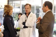 Die Ermittlungen im Fall eines vermeintlich simplen Fahrraddiebstahls führen den genialen Ermittler Monk (Tony Shalhoub, re.) und Natalie (Traylor Howard) in das Labor des genialen Genforschers Dean Berry (Bradley Whitford).  +++