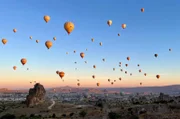 Jeden Morgen starten bis zu 160 Heißluftballons in den Himmel über Kappadokien.