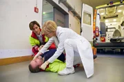 Die beiden Rettungssanitäter Susanne Scholz (Dorothea Arnold, oben li.) und Jörg Frost (Felix Vörtler, liegend) wollen einen Patienten einliefern,da kippt Jörg plötzlich um. Dr. Kathrin Globisch (Andrea Kathrin Loewig, oben re.) ist sofort zur Stelle.