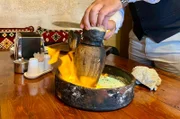 Testi-Kebabs werden stundenlang im Holzfeuerofen gegart. Der Tontopf muss vor dem Servieren zerschlagen werden, um an das Schmorgericht zu kommen.