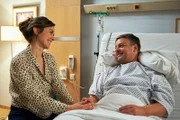 Joachim Bindel (Rüdiger Klink) wollte eigentlich seine Sterilisation rückgängig machen lassen, die er vor seiner neuen Freundin Tina Sievers (Victoria Sordo) geheim gehalten hat. Doch Dr. Kaminski hat in der Voruntersuchung einen Tumor bei Joachim entdeckt. Auch nun sagt Joachim nur die halbe Wahrheit, nämlich, dass er dachte, den Krebs allein zu besiegen und dann sei alles wieder gut. Tina betont noch einmal, wie wichtig ihr Vertrauen ist. Er müsse das nicht allein schaffen, sie sei an seiner Seite.