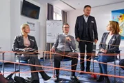 Dr. Roland Heilmann (Thomas Rühmann, stehend) nimmt an einem Persönlichkeitscoaching teil, um notwendige Weiterbildungspunkte zu sammeln. Da Sarah Marquardt zu spät kommt, muss Roland allein beginnen. Gleich beim ersten Treffen wird ihm klar, dass dies überhaupt nichts für ihn ist. Und das teilt er Kursleiterin Sabine Himmelweiß (Gisa Zach, re.) auch unverblümt mit. Die anderen Kursteilnehmer sind für Sabines Weisheiten etwas empfänglicher.