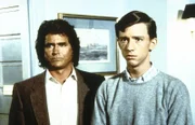 Jonathan (Michael Landon, l.), vorübergehend Mitarbeiter beim Drogendezernat, kümmert sich um David (Lance Wilson-White, r.).