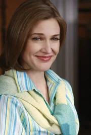 Rückblick: Nach dem Selbstmord von Mary-Alice (Brenda Strong) macht sich Eli große Vorwürfe und schwört, dass er von nun an alles tun wird, um den Menschen beizustehen und zu helfen ...