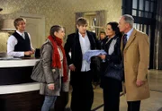 Familie Winter - Susann (Elisabeth Lanz, 2.v.r.), Roman (Johannes Terne, r.) und deren Kinder Fenja (Carola Schnell, 2.v.l. mit Tobias Rosen, l.) und Lars (Peter Foyse, M.) treffen im 'Drei Könige' ein.