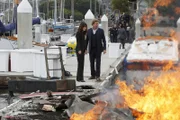 Patrick (Simon Baker, r.) und Teresa (Robin Tunney, l.) gehen die lange Liste von Verdächtigen durch, nachdem ein erfolgreicher Scheidungsanwalt, der viele Feinde hatte, auf seinem Speedboot ermordet wurde ...