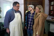 Kris Haas (Jascha Rust, Mitte), der vorübergehend bei Hans-Peter Brenner (Michael Trischan, links) wohnt, fühlt sich schon wie zu Hause. Als er Damenbesuch (Komparsin) mitbringt, fühlt er sich allerdings so, als wäre Hans-Peter Brenner für seine gute Erziehung verantwortlich.