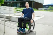 Lars Berger vor der Universitätsklinik Balgrist in Zürich