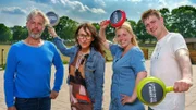 In der ersten Folge "Wie lecker ist das denn?!" sind bei Gastgeber Henning Bauck Spargelproduzentin Bea Kaemena, Hühnerzüchterin Anna Propp und Insel-Käser Jens Hartmann (v.l.n.r.) zu Besuch.