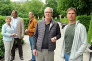Männliche Hebammen haben es in der Klinik schwer: Dr. Prantlhuber (August Zirner) rät Toni (Leo Reisinger) zur Selbstständigkeit.
