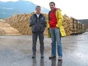 Willi (rechts) und Klaus sehen sich im Sägewerk um. Hier werden die Stämme nach Größe und Qualität sortiert und schließlich in Bretter zerschnitten.