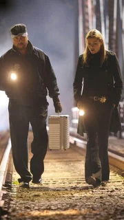 Eine Leiche ohne Kopf wurde auf einem Bahndamm gefunden. Grissom (William Petersen) und Det. Sofia Curtis (Louise Lombard) suchen am Tatort nach verwertbaren Spuren.