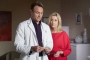 Nach der erfolgreichen Operation eines Privatpatienten, hat Sarah Marquardt (Alexa Maria Surholt) eine weitere Anfrage für eine Privat-OP. Auch dieser Patient möchte unbedingt von Dr. Martin Stein (Bernhard Bettermann) operiert werden und will sich das auch einiges kosten lassen. So sehr es Martin schmeichelt, er kennt die ablehnende Haltung seines Freundes und Klinikleiters Dr. Roland Heilmann und lehnt ab. Die Loyalität gegenüber Roland ist ihm wichtig.