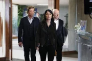 Bei einem neuen Fall, stoßen Patrick (Simon Baker, l.) und Teresa (Robin Tunney, M.) auf Bret Stiles (Malcolm McDowell, r.), einen alten Bekannten von ihnen ...