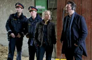 Chefermittler Sascha Bergmann (Hary Prinz, re.) und seine SpuSi-Kollegin Eva Merz (Eva Herzig) informieren sich bei den örtlichen Kollegen Karl Fasching (Norman Hacker) und Leo Leitner (Peter Windhofer, li.) .