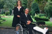 Sandra (Rebecca Immanuel, l.) und Felix (Christoph M. Ohrt, r.) auf der Beerdigung von Autohändler Horst Windeck.