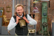 Willi Gabalier mit dem Objekt "Kuhglocke" während ServusTV´s "Bares für Rares Österreich" im "Bares für Rares Österreich Studio" in Wien Floridsdorf, Österreich.