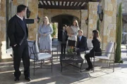 Patrick (Simon Baker, 2.v.r.) und Teresa (Robin Tunney, r.) ermitteln in einem neuen Fall, doch was haben Peter Mulberry (Ian Kahn, l.), Amy Barron (Diane Farr, 2.v.l.), Gretchen Zahn (Carrie Wiita, 3.v.l.) und Eve Mulberry (Bonnie Somerville, 3.v.r.) damit zu tun?