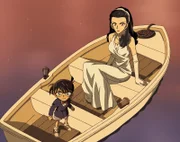 Nach der Generalprobe werden Conan und Reiko Akiba niedergeschlagen und finden sich in einem Boot wieder, das auf einem Fluss treibt. Doch wie kommen sie dorthin?