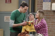Raj entwirft für seine Freunde eine wissenschaftliche Schnitzeljagd. Während Penny (Kaley Cuoco, r.) versucht zu beweisen, dass sie entgegen der Erwartungen aller doch etwas zur Lösung beitragen kann, hat Sheldon (Jim Parsons, l.) keine Lust, mit ihr zusammenzuarbeiten ...