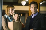 Tammy (Rena Sofer, M.) ist sehr erstaunt, als sie eine neue Frau (Bree Turner, l.) an der Seite ihres Mannes Roger (George Newbern, r.) sieht ...