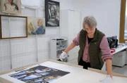 Restauratorin Moya Schönberg arbeitet im Kunstdepot der Mathildenhöhe.
