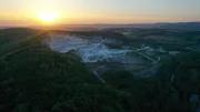 Der Kohnstein im Sonnenuntergang. Rechts der Bruch. Links die Reste vom KZ Dora, heute eine Gedenkstätte. Zwei Stollen führten in den Kohnstein, in denen die Nazis Zehntausende KZ-Häftlinge und Zivilangestellte an der V1 und V2 arbeiten ließen.