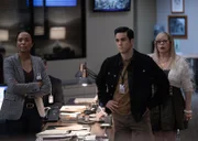 (v.l.n.r.) Dr. Tara Lewis (Aisha Tyler); Tyler Green (Ryan-James Hatanaka); Penelope Garcia (Kirsten Vangsness)