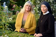 Dr. Wohlschlegel (Mona Seefried, l.) erzählt Schwester Hanna (Janina Hartwig, r.) von der traumatisierten Lea und hofft auf ihre Hilfe.