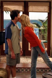 Charlie (Charlie Sheen, l.) kann nicht glauben, dass Frankie (Jenna Elfman, r.) nichts von ihm will ...