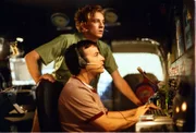 Andrew (Tom Lenk, hinten) und Jonathan (Danny Strong, vorne) befinden sich auf dem Beobachtungsposten in ihrem Überwachungswagen und sind plötzlich ziemlich verwirrt ...
