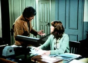 Das Märchen von Hollywood erzählt der Dokumentarfilmer Barry Stone (Henry Darrow, l.) Erin Walton (Mary Beth McDonough, r.), um ihre Unterstützung bei Dreharbeiten in der Fabrik zu erhalten, in der sie arbeitet.