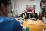 Sven Lüttges (Vivian Frey) weiß, von wem das Mordopfer das Veilchen hatte: (hinter, v.li. Reimund Girwidz (Michael Brandner), Franz Hubert (Christian Tramitz)